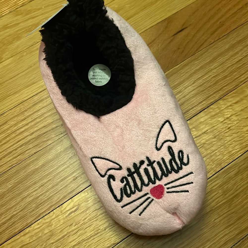 Size Medium 7/8 Women’s Slippers “I’ve got cattitude” Cat Non Slip Slippers